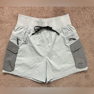 Lululemon Multi-Pocket Cargo High-Rise Hiking Short 5” size 6